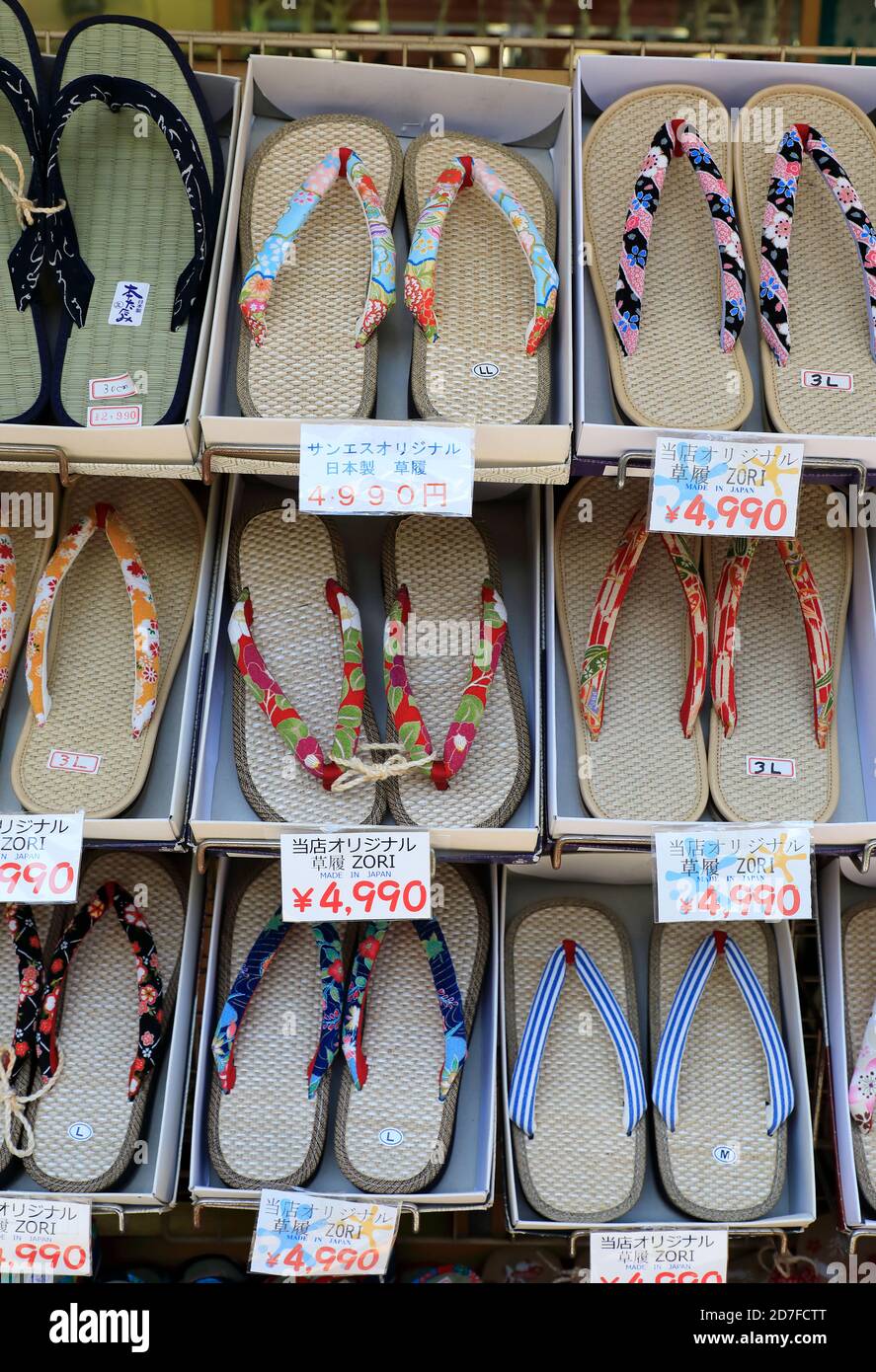 Traditionelle japanische Strohsandalen mit Preisschildern in Nakamise-dori Einkaufsstraße.Senso-Ji Tempel.Asakusa.Tokyo.Japan Stockfoto