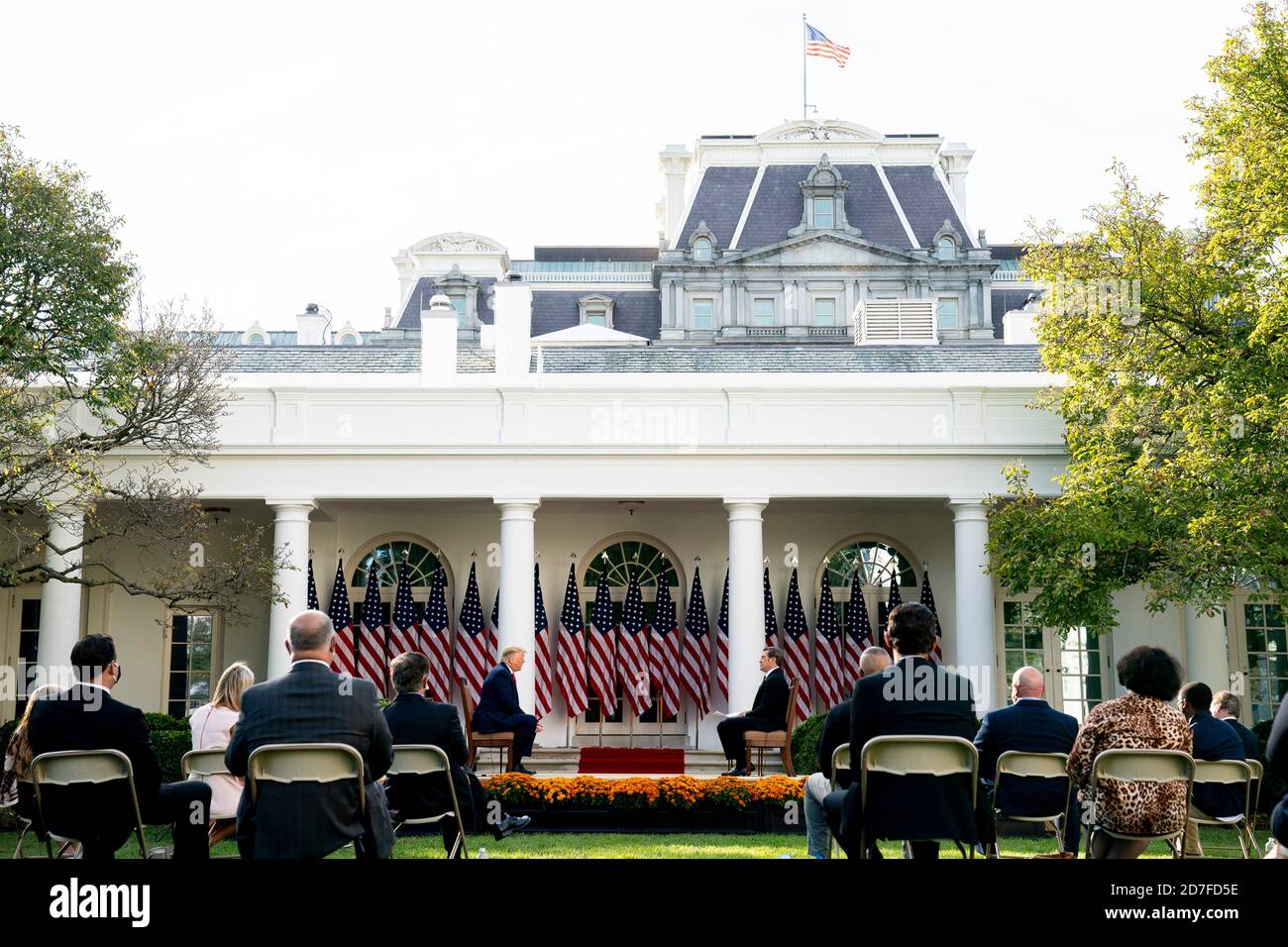 US-Präsident Donald Trump, nimmt an einer Sinclair Broadcast Rathaus Veranstaltung mit Host Eric Bolling im Rosengarten des Weißen Hauses 20. Oktober 2020 in Washington, D.C. Sinclair ist ein konservativer Medien-Outlet im Wettbewerb mit Fox News. Stockfoto