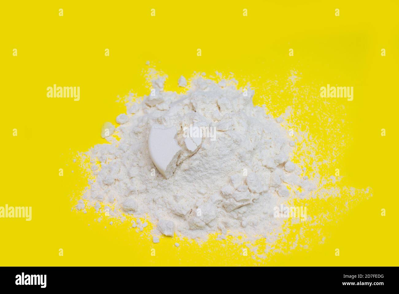 Haufen von Bananen-Protein-Pulver auf gelbem Hintergrund isoliert Stockfoto