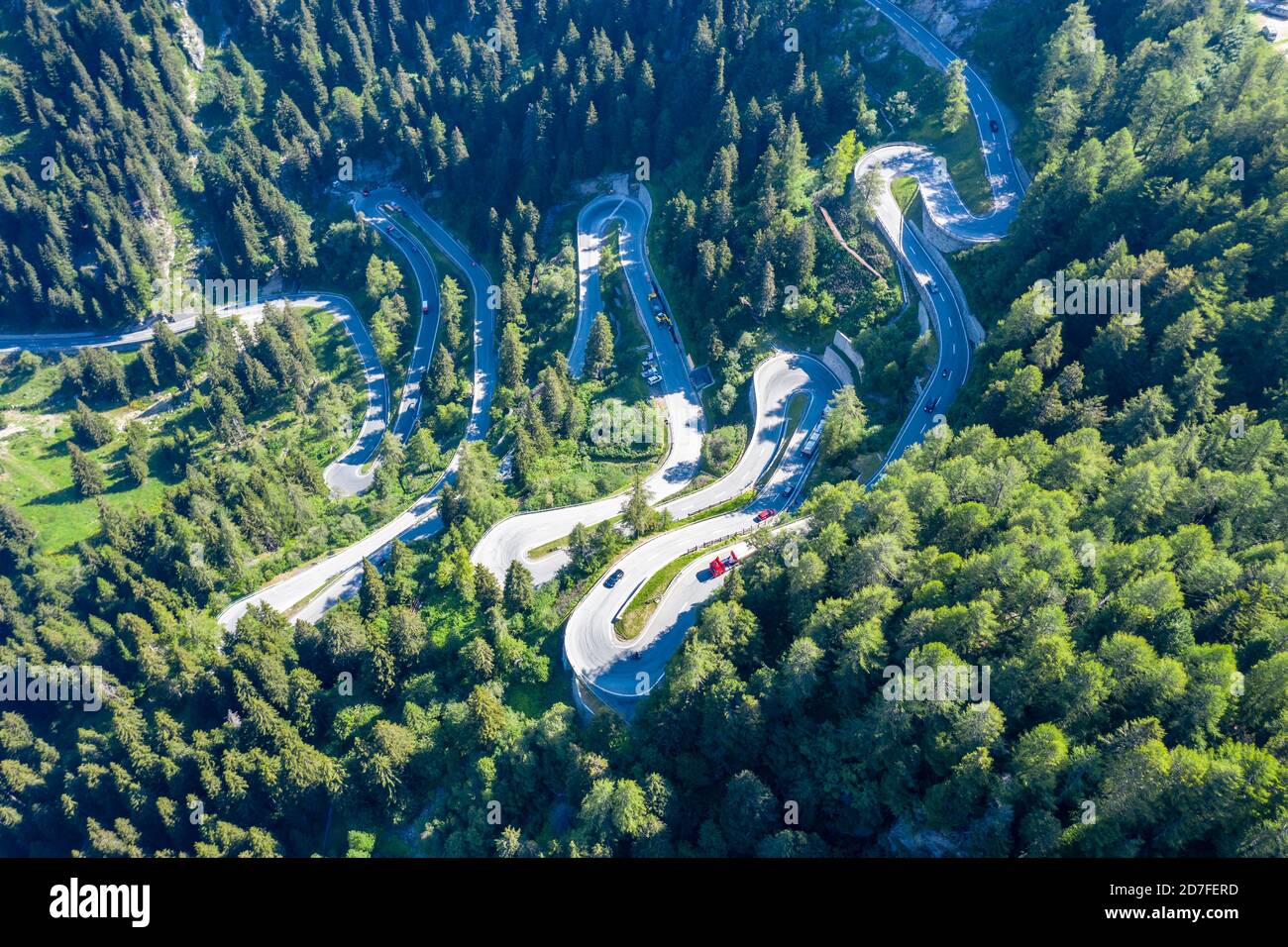 Kurven des Majola-Gebirgspasses, Drohnenschuss, Schweiz Stockfoto