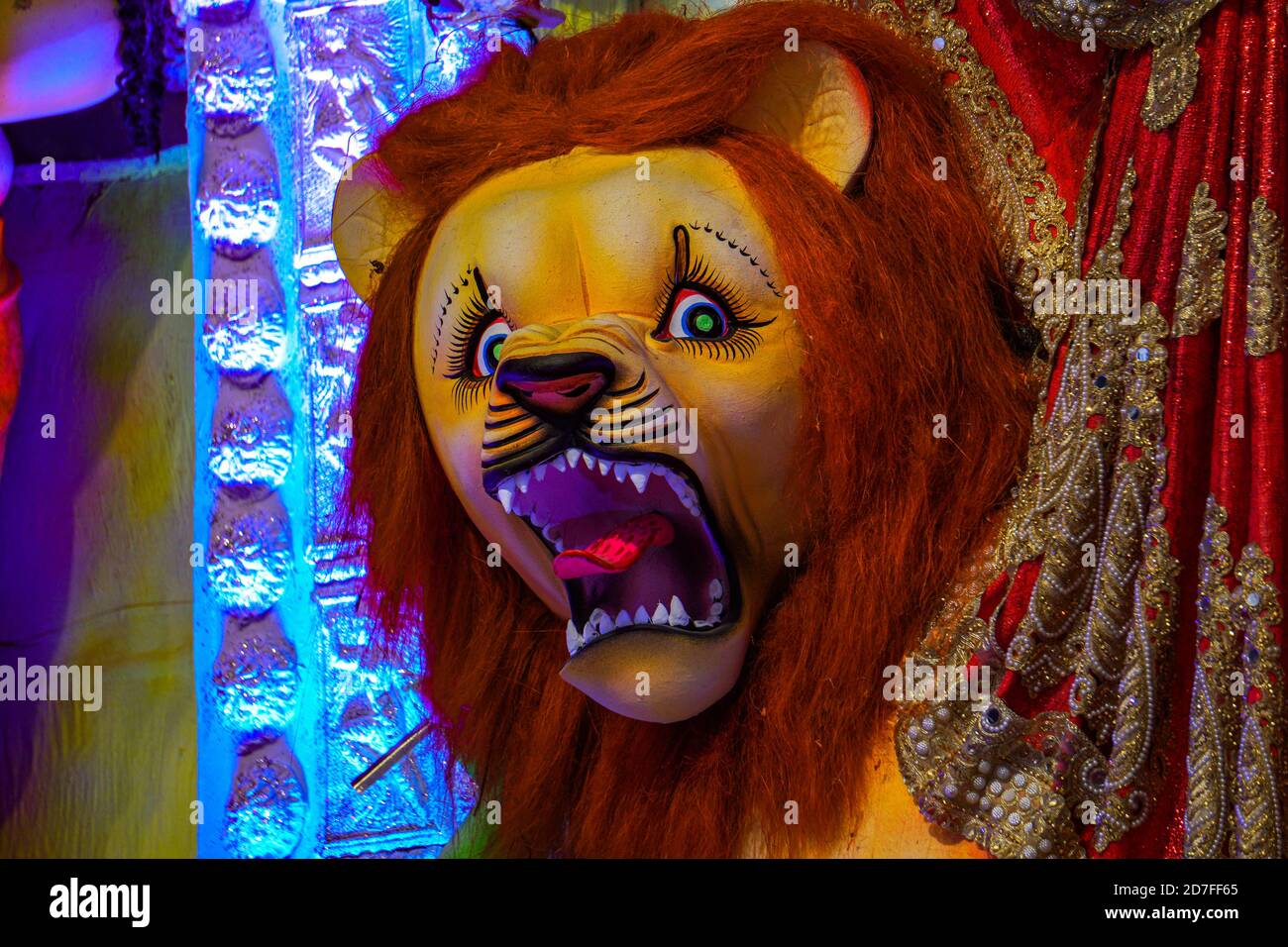 Hindu Festival Maha Durgotsab Bild. Das Gesicht des Löwen. Es ist eine Skulptur des Künstlers aus Ton und Stroh. Stockfoto