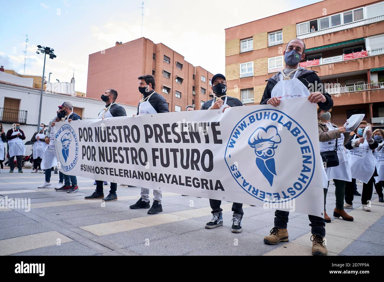 Demonstranten mit Schildern bei der Demonstration für die Zukunft der Gastfreundschaft Organisiert von der Buho Association (La Buena Hosteleria) Am Plaza Espana in Mostol Stockfoto