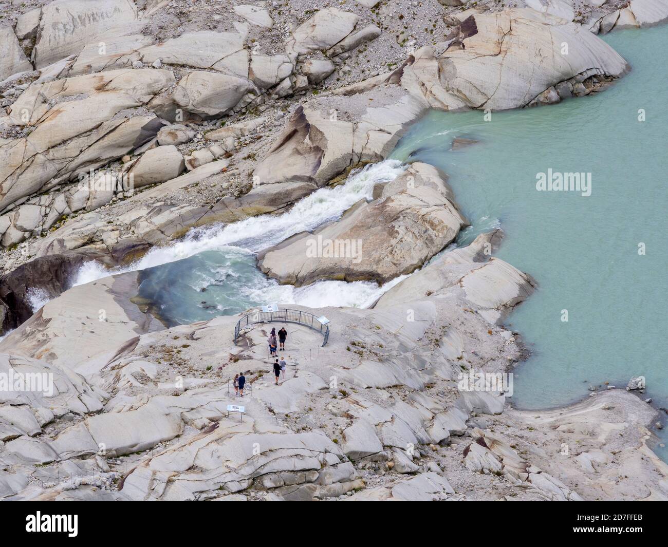 Die Menschen besuchen die Quelle der Rhone, Gletschersee am Rhonegletscher, Belvedere, Schweiz Stockfoto