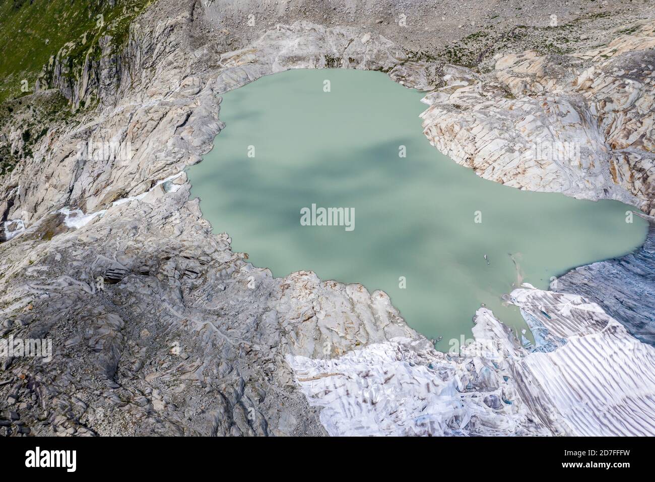 Drohnenaufnahme des schmelzenden Rhonegletschers, Gletschersee, Quelle des Rhonegletschers, Schweiz. Stockfoto