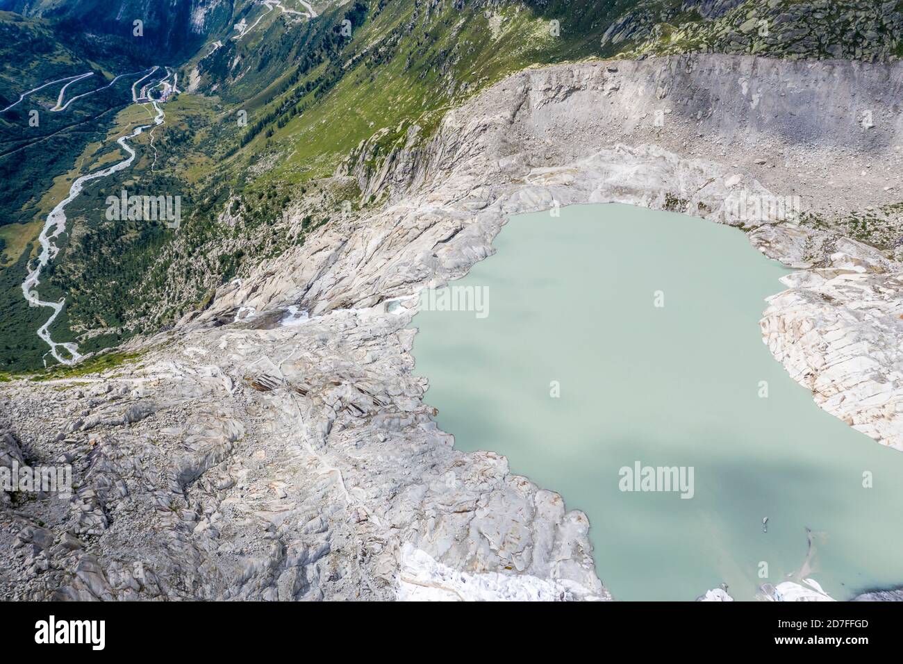 Drohnenaufnahme des schmelzenden Rhonegletschers, Gletschersee, Quelle des Rhonegletschers, Schweiz. Stockfoto