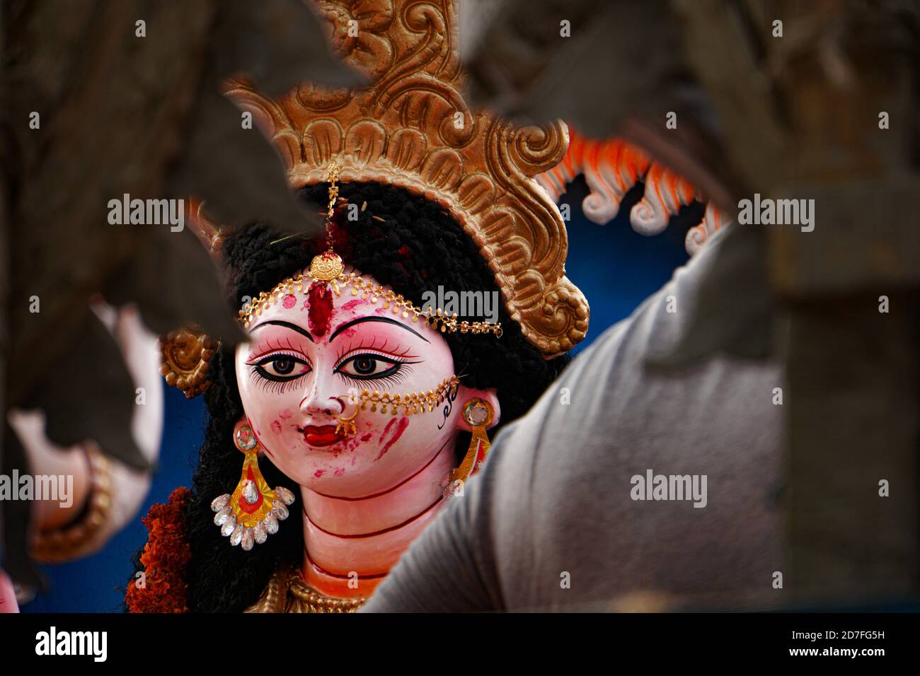 Durga Puja oder Durga Festival. Das volle Gesicht der Göttin Durga. Eine Skulptur des Künstlers. Die Göttin wird zur Aufgabe genommen. Stockfoto