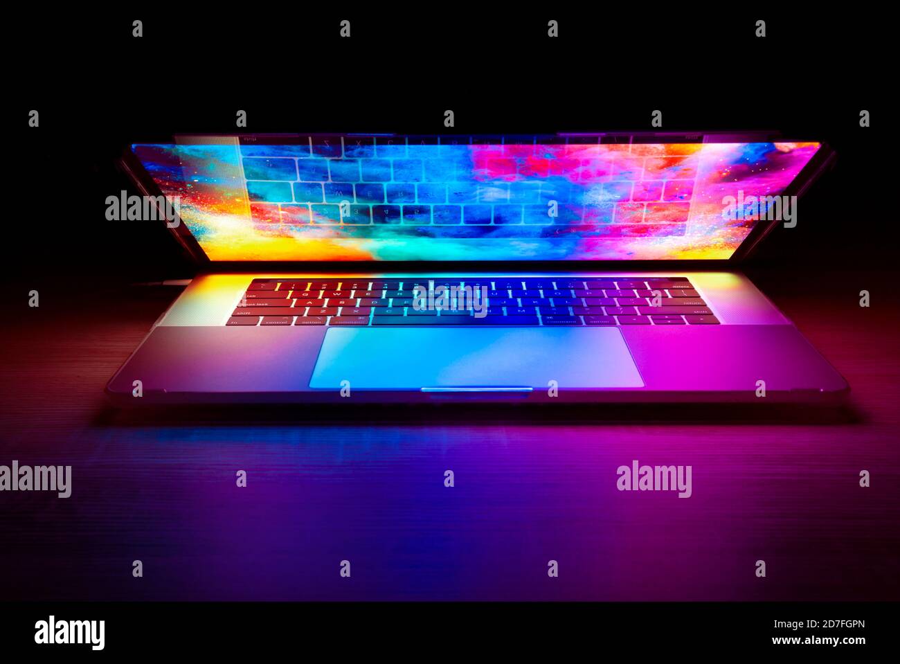 Creative Designer konzeptuelle Fotografie Farbbüsten von Computer-Technologie Stockfoto