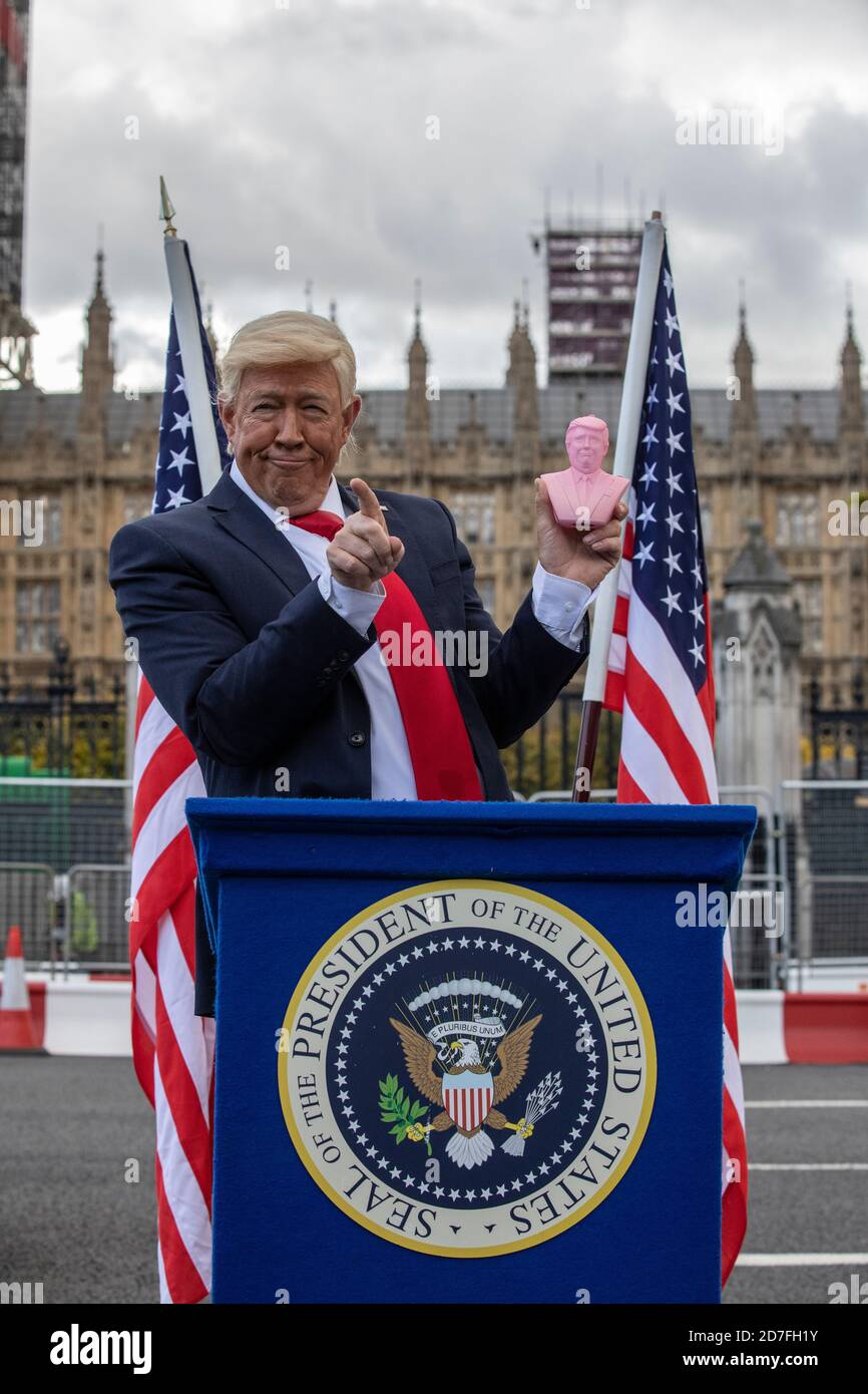 London, Großbritannien. Oktober 2020. London, Großbritannien. Oktober 2020. Donald Trump, Präsident der Vereinigten Staaten von Amerika (Look-a-like) fällt in Parliament Square, London, England, Großbritannien. Oktober 2020. Kredit: Jeff Gilbert/Alamy Live Nachrichten Stockfoto