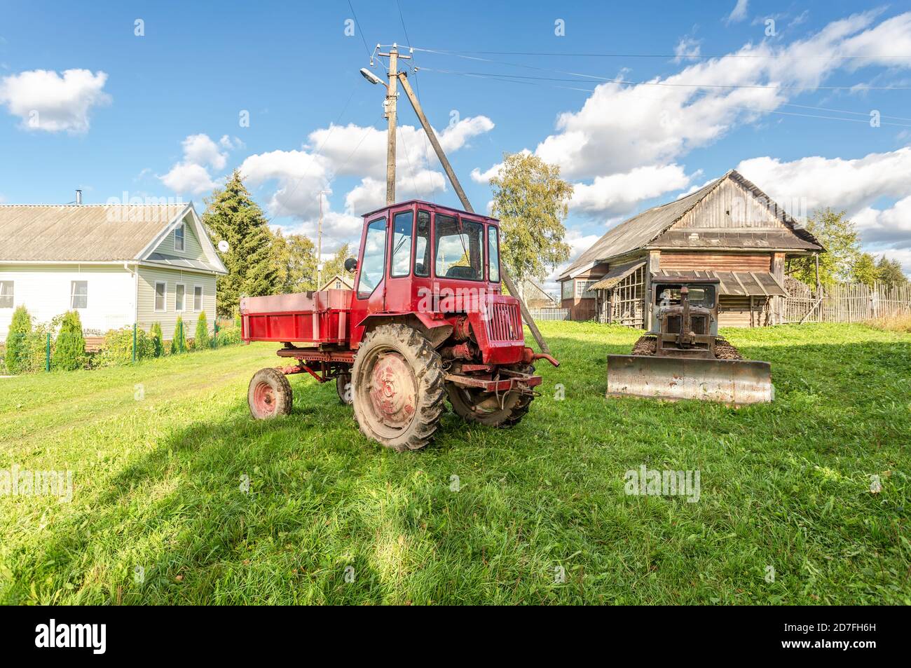 Borovichi, Russland - 15. September 2020: Radtraktor XTZ T-16M von Charkow Fabrik der Traktor selbstfahrenden Chassis hergestellt Stockfoto