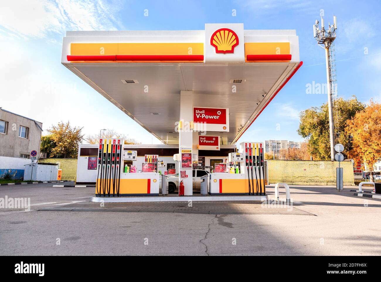 Samara, Russland - 8. Oktober 2020: Shell-Tankstelle an sonnigen Tagen. Shell V-Power Tankstelle. Royal Dutch Shell ist ein anglo-niederländisches multinationales Öl Stockfoto