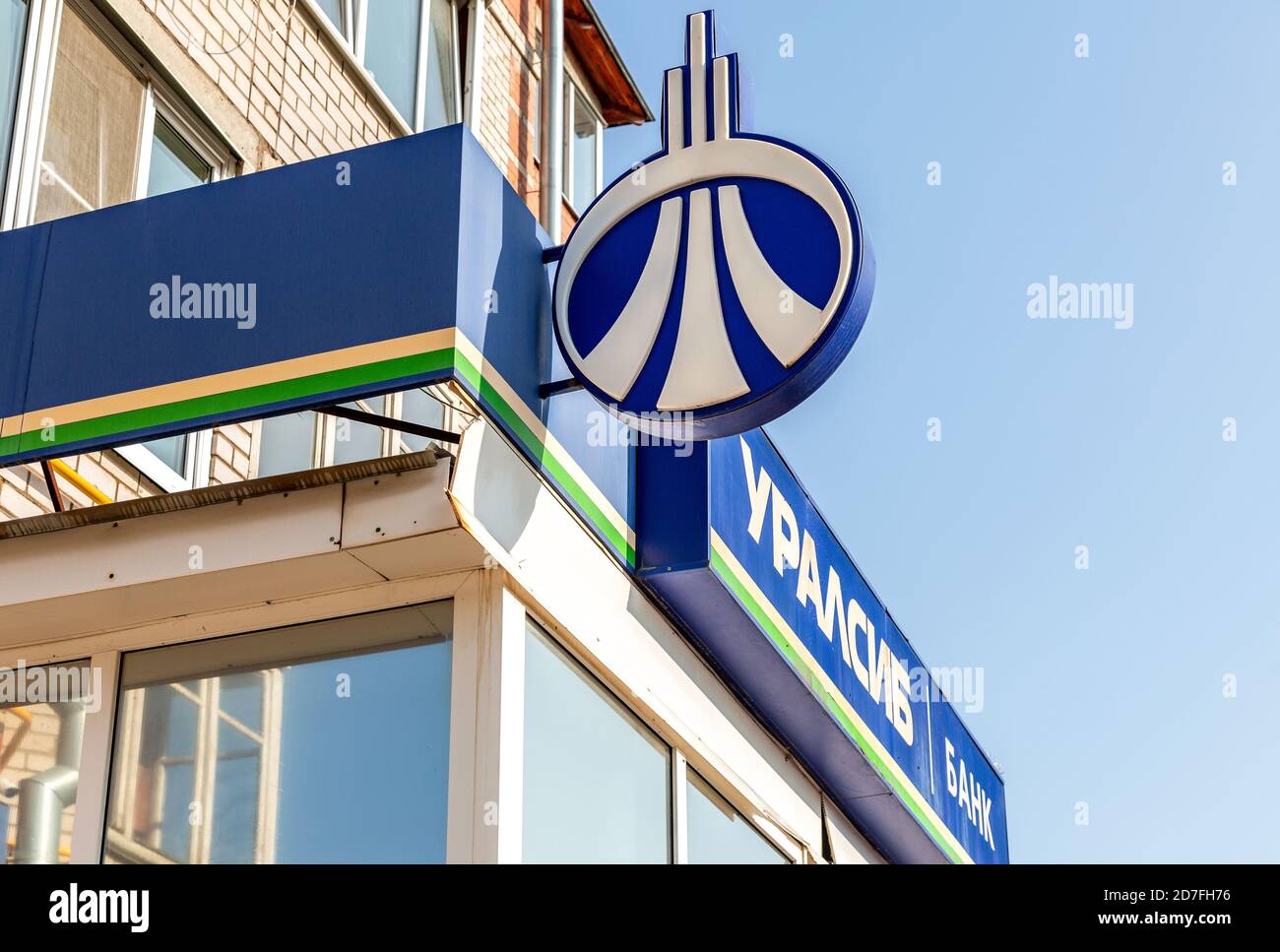 Borovichi, Russland - 27. September 2020: Logo der russischen Uralsib Bank Stockfoto