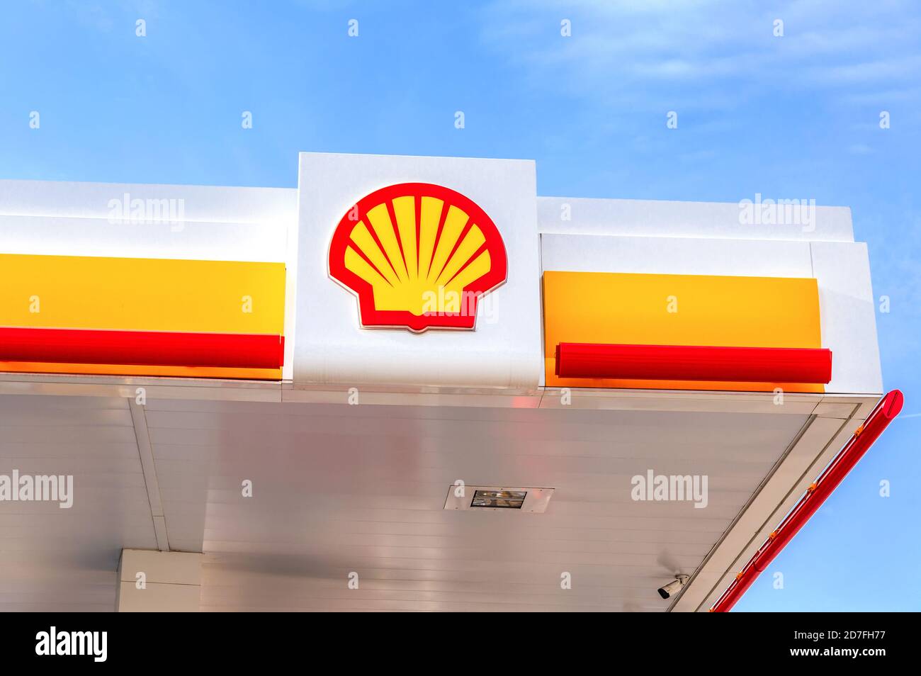 Samara, Russland - 8. Oktober 2020: Emblem der Royal Dutch Shell Ölgesellschaft gegen den blauen Himmel Stockfoto