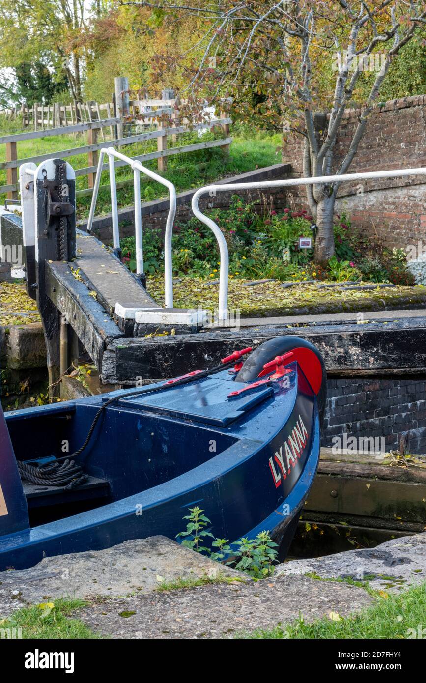 Die Bögen eines alten schmalen Bootes oder Barges auf dem Grand Union Kanal in einer Schleuse auf dem Schlepptau bei Braunston in northamptonshire, großbritannien Stockfoto
