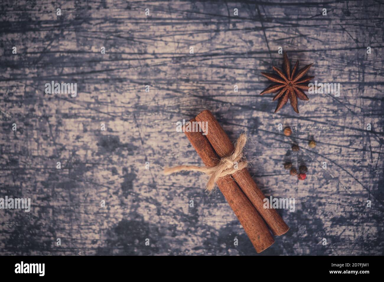Ansicht von oben Anis Stern, Zimt-Sticks und Pfeffer Samen auf einem grunge Hintergrund. weihnachten Gewürze. Vintage Töne Stockfoto