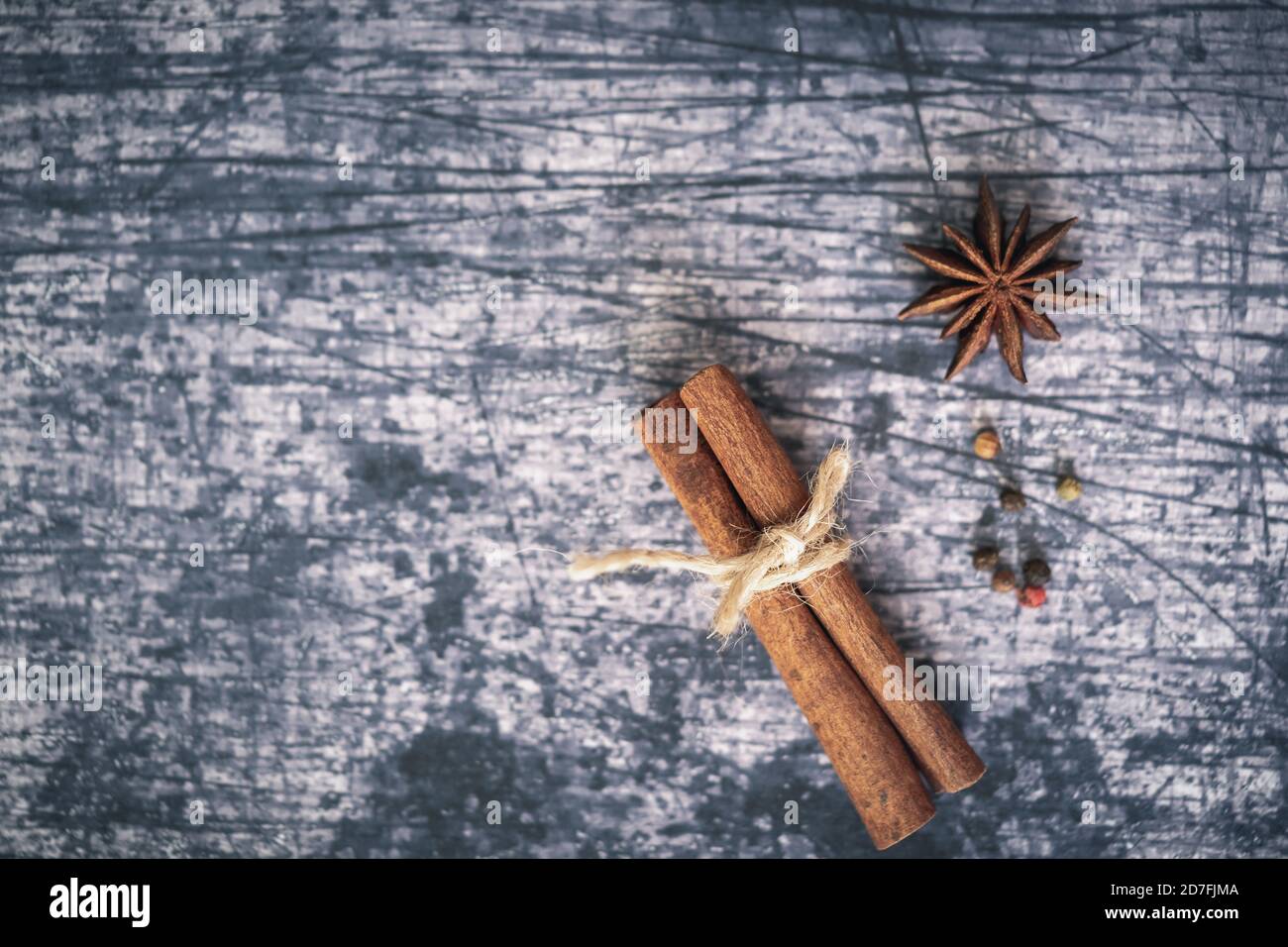 Weihnachtliche Gewürze. Anisstern, Zimtstangen und Pfeffersamen auf grunge Hintergrund. Draufsicht Stockfoto