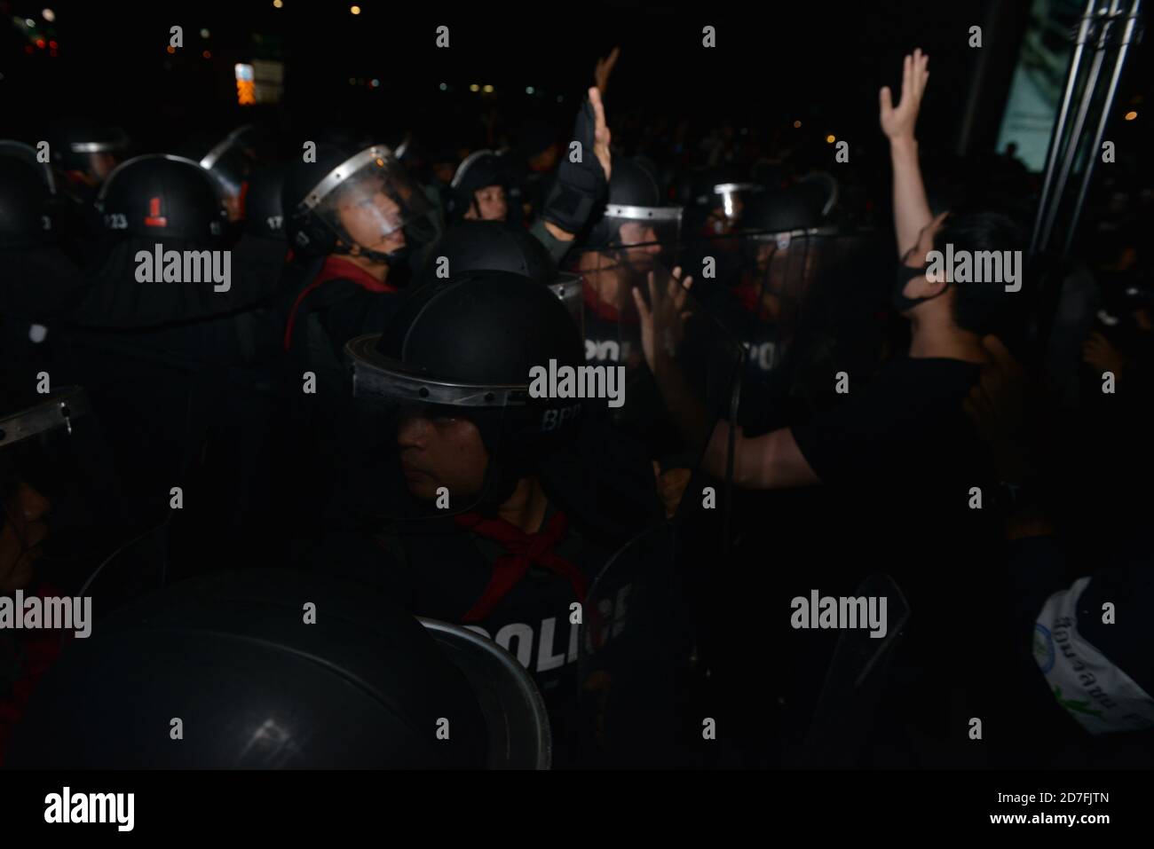 Bangkok, Thailand. Oktober 2020. Eine von Menschenmengen kontrollierte Polizei mit einem Gerät steht blockiert die Straße, blockiert einen Fußgängerkonvoi. pro-Demokratie-Demonstranten ein Anti-Regierung-Protest, die zum Regierungshaus in Bangkok gehen, um Premierminister Prayut Chan-o-cha zu verdrängen. (Foto von Teera Noisakran/Pacific Press/Sipa USA) Quelle: SIPA USA/Alamy Live News Stockfoto