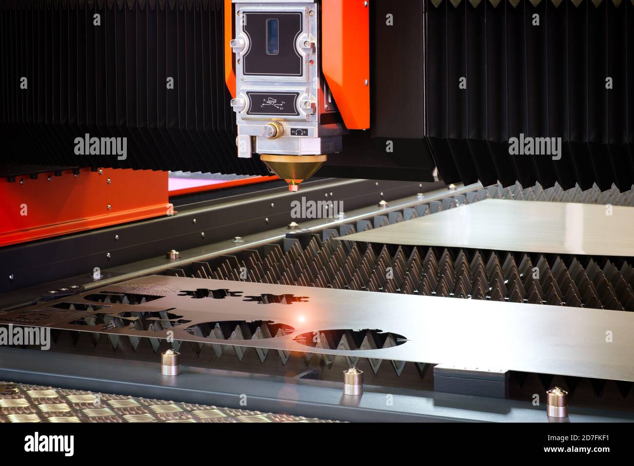 Schneiden von Metall. Hochpräzise CNC-Gas schneiden Metallblech. Stockfoto