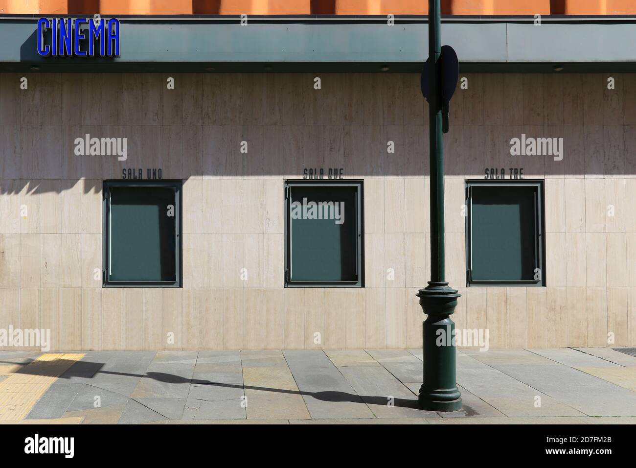 Turin, Italien. Kino Zeichen auf einer Fassade und drei leere grüne Plakatwand Schaufenster für Film-Plakat oder Show-Werbung entlang der Bürgersteig.Copy Raum avai Stockfoto