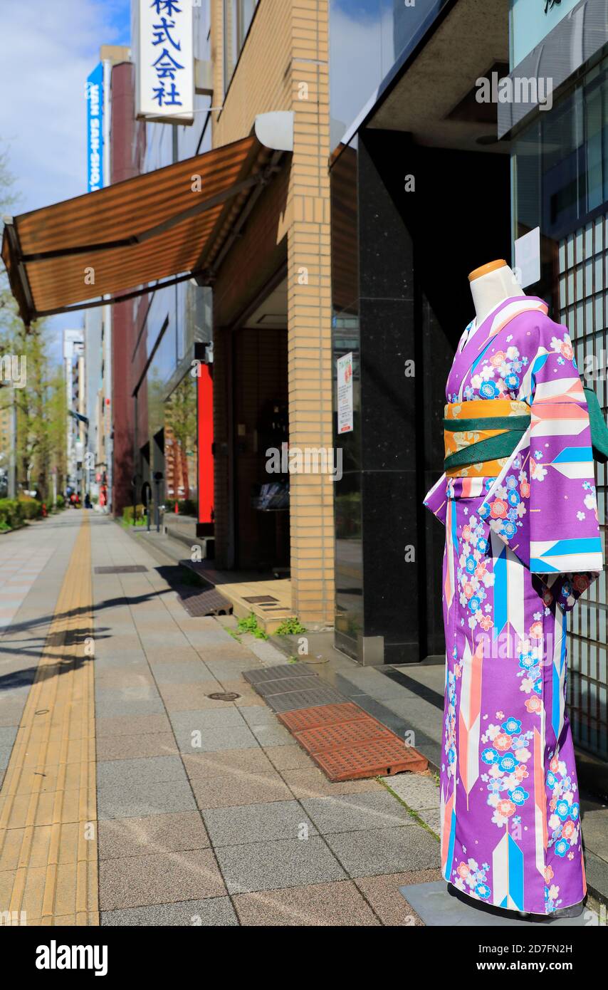 Ein weiblicher Kimono-Display außerhalb eines Schneiderladens Sumida City.Tokio.Japan Stockfoto
