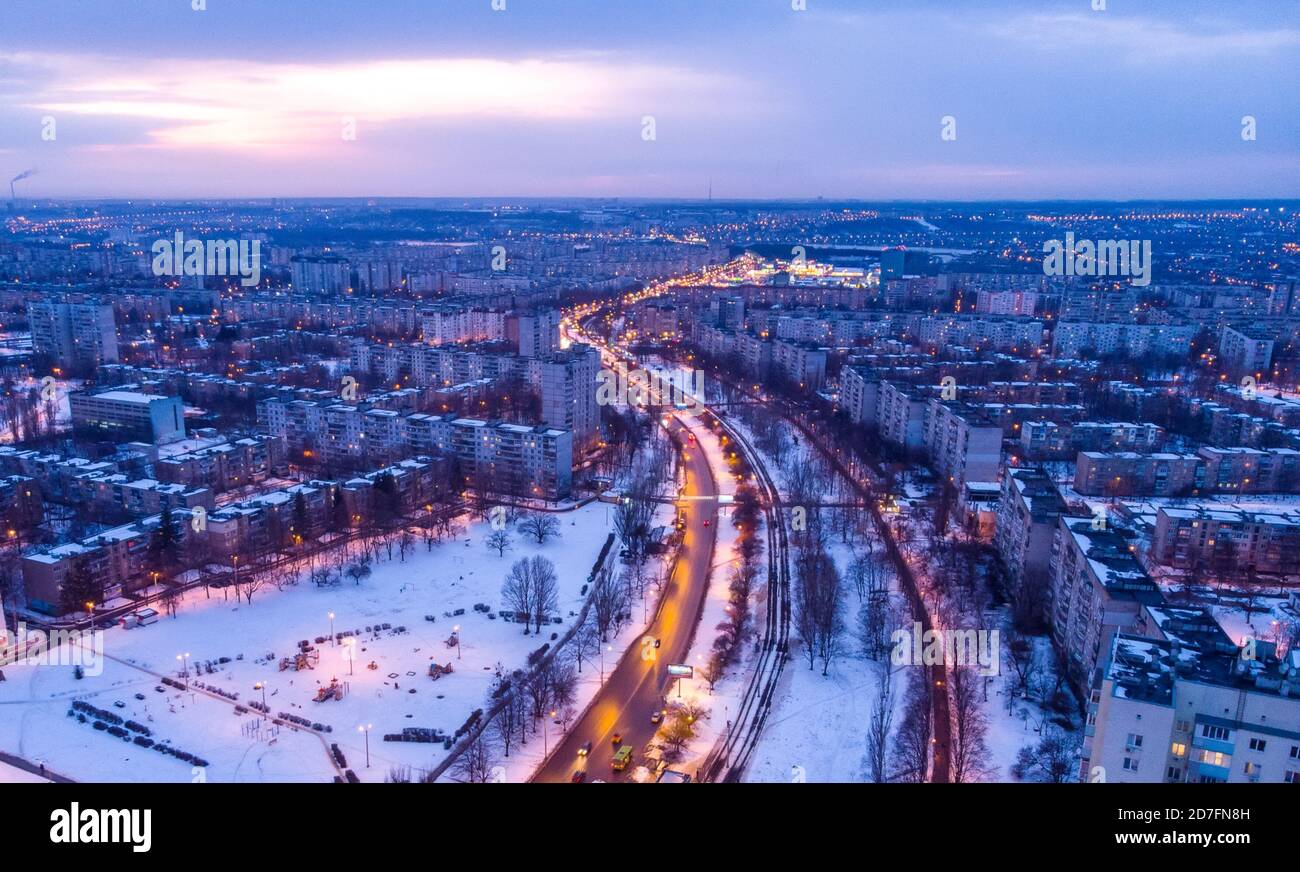 Luftbild Stadt Winterblick mit Straßenkreuzungen und Straßen, Häusern, Gebäuden, Parks. Hubschrauber Drohne geschossen. Breites Panoramabild. Charkiw, Ukraine Stockfoto