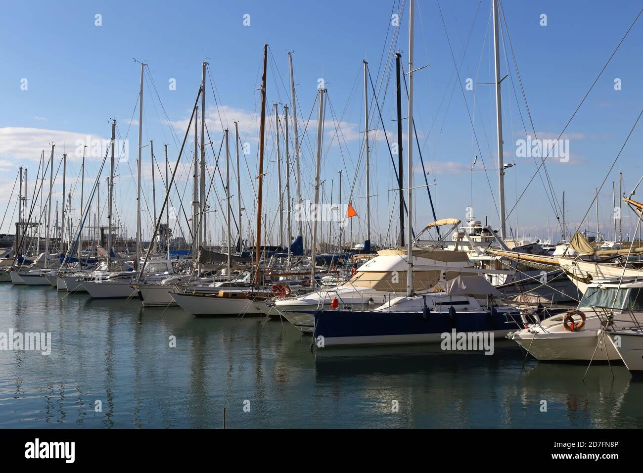 Genua, Italien. Vorderansicht von Yachten und Segelbooten, die am Flughafen Marina Genua vor einem schönen blauen Himmel festgemacht sind. Stockfoto