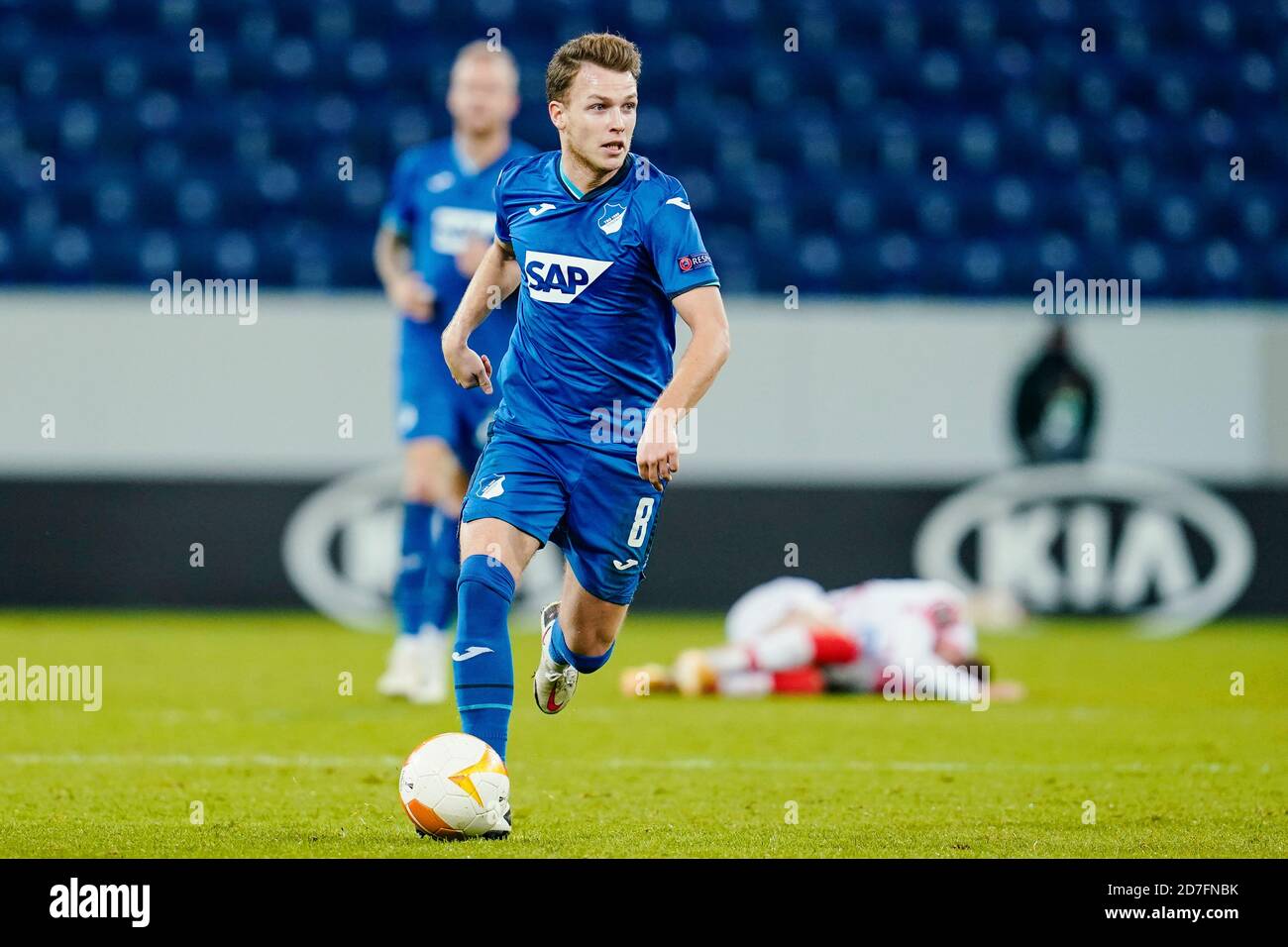 Sinsheim, Deutschland. Oktober 2020. Fußball: Europa League, TSG 1899 Hoffenheim - Red Star Belgrad, Gruppenphase, Gruppe L, Matchday 1, PreZero Arena. Hoffenheim's Dennis Geiger spielt den Ball. Quelle: Uwe Anspach/dpa/Alamy Live News Stockfoto