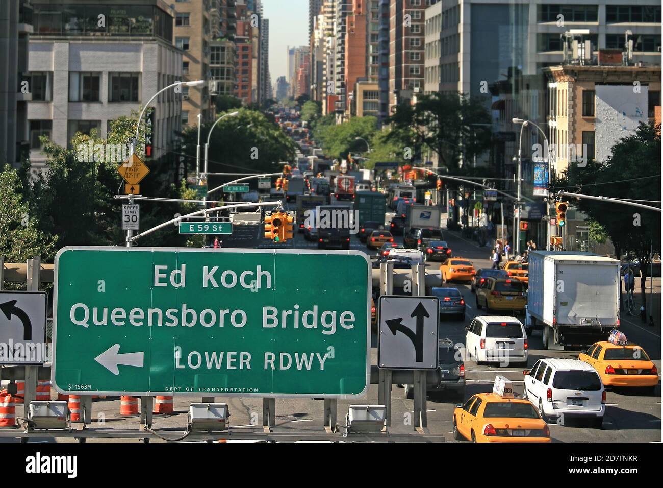 New York, USA. August 2012. Großes Queensboro Bridge-Schild an der East 59 Street gegen einen Stau in Manhattan, New York. Stockfoto