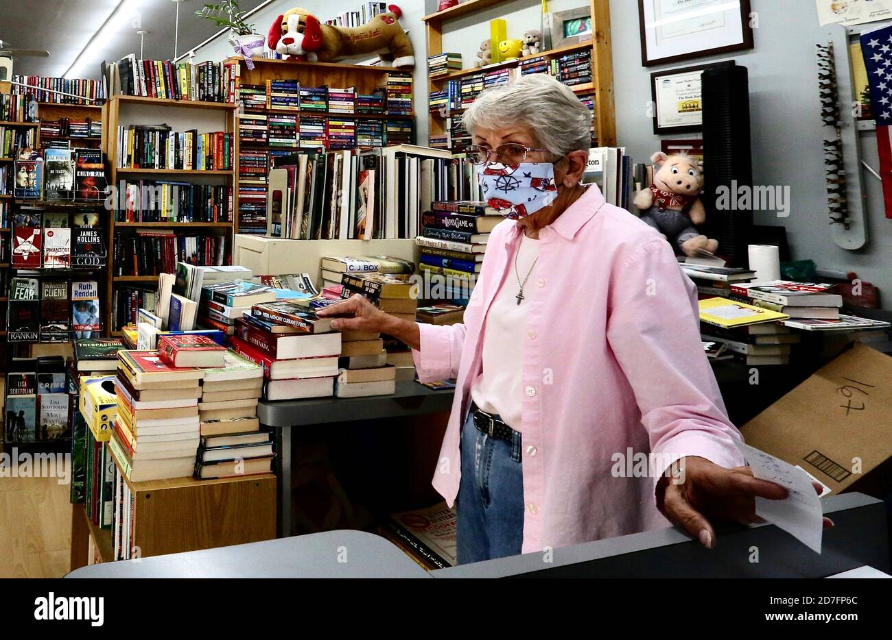 (201022) -- LOS ANGELES, 22. Oktober 2020 (Xinhua) -- Karen Kropp, Inhaberin der Buchhandlung Book Rack in Arcadia, arbeitet am 13. Oktober 2020 in der Buchhandlung in Los Angeles County, USA. "Sein oder nicht sein", das ist die Frage, mit der viele unabhängige Buchhändler konfrontiert sind, da sie ein weiteres Opfer der COVID-19-Pandemie werden. Unabhängige Buchhandlungen und Buchhandelsketten haben sich geschlagen gegeben, da sich das Kaufverhalten der Verbraucher auf Online-Einkäufe verlagert hat und sie sich von dem entspannten, persönlichen Browsen entfernt haben, das sie zuvor genossen hatten. Jetzt kämpfen, um zu überleben, unabhängige Buchhandlung OW Stockfoto