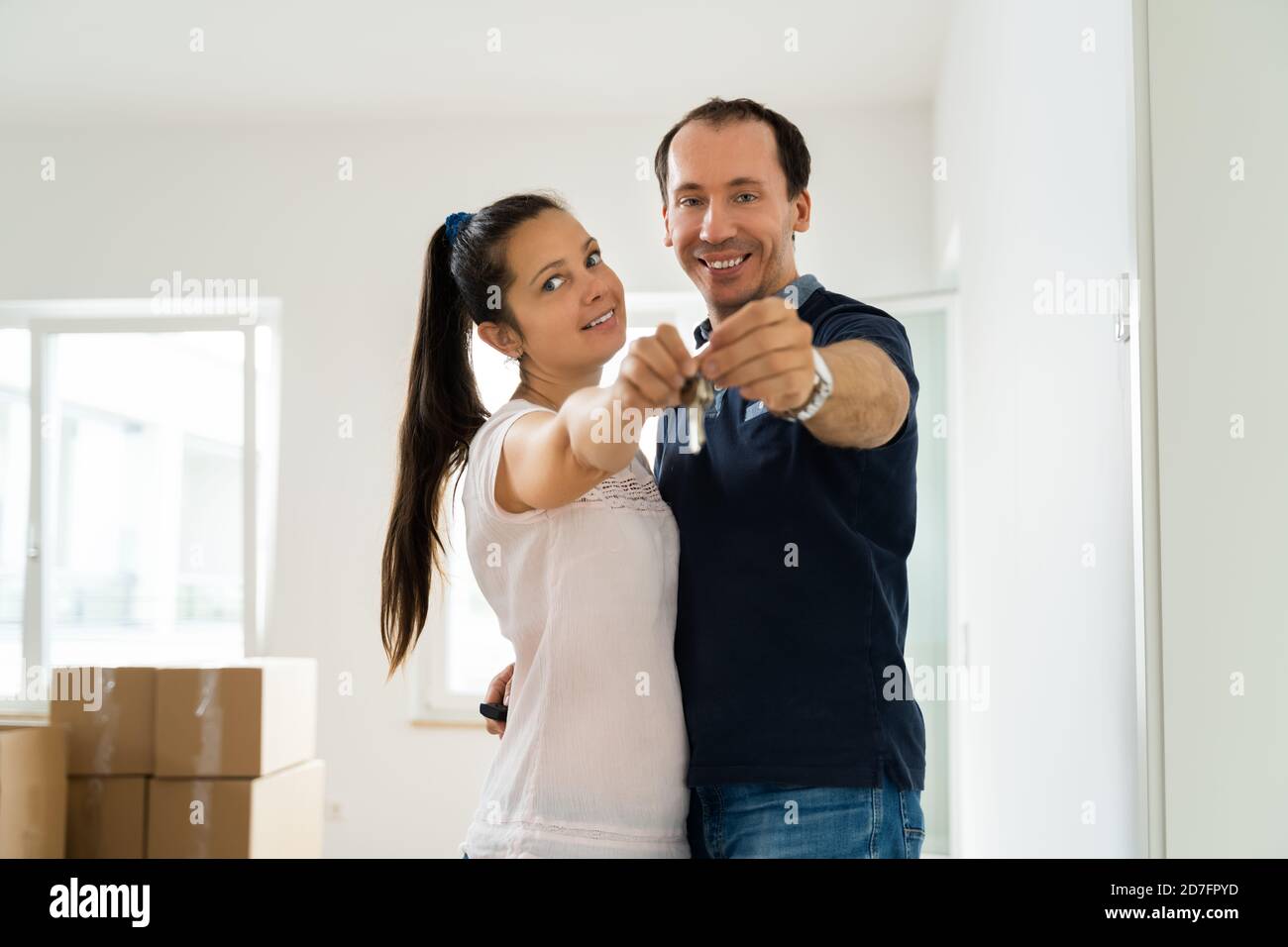 Glückliches Paar Umzug In Neues Haus Oder Home Holding Keys Stockfoto