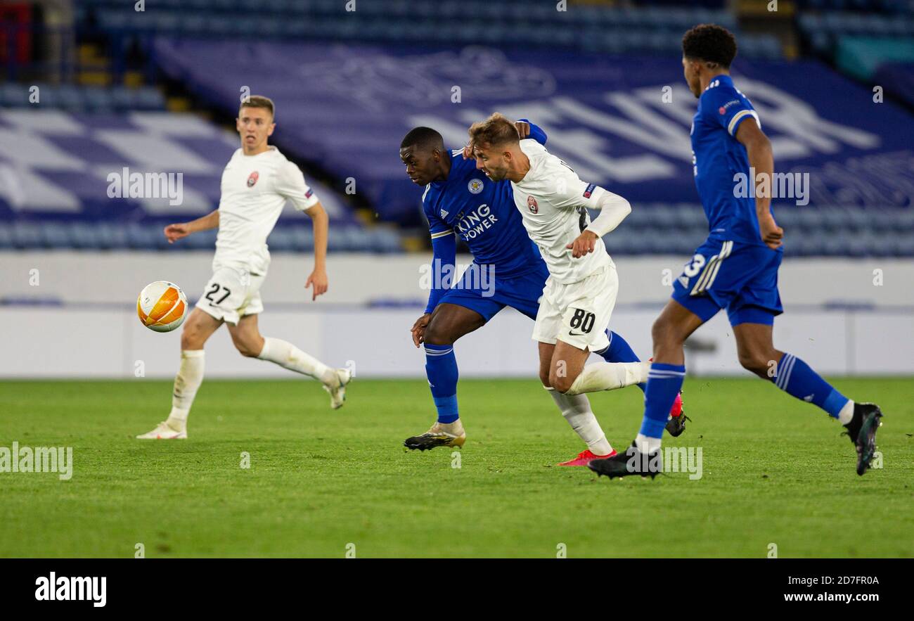 22. Oktober 2020; King Power Stadium, Leicester, Midlands, England; UEFA Europa League Football, Leicester City gegen Zorya Luhansk; Nampalys Mendy von Leicester City und Vladlen Jurchenko vom FC Zorya Luhansk treffen aufeinander, als sie nach einem losen Ball laufen Stockfoto