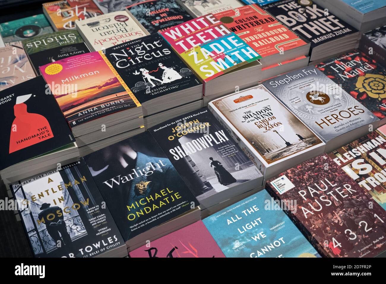 Auswahl an Taschenbüchern auf einem Tisch im Waterstones Bookshop in der Princes Street, Edinburgh, Schottland, Großbritannien. Stockfoto