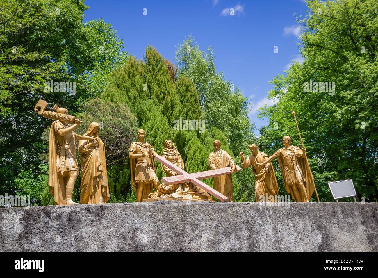 Lourdes, Frankreich. 19.Mai 2017. Skulpturale Komposition der Episode Jesus fällt. Fragment der Kreuzungen in Lourdes Stockfoto