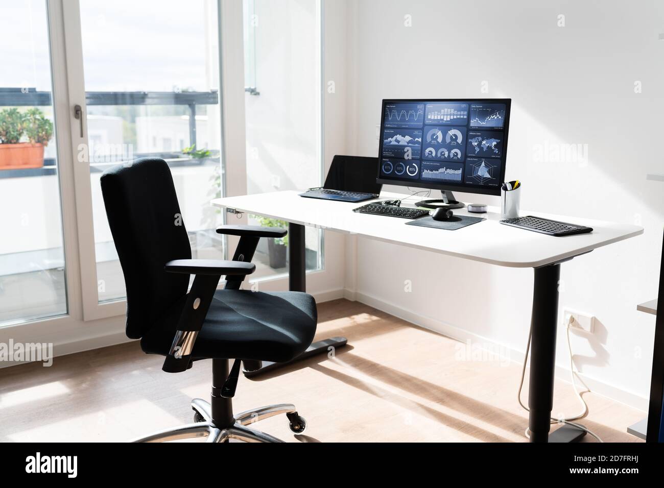 Home Office Zimmer Möbel Und Business-Computer-Monitor Stockfoto