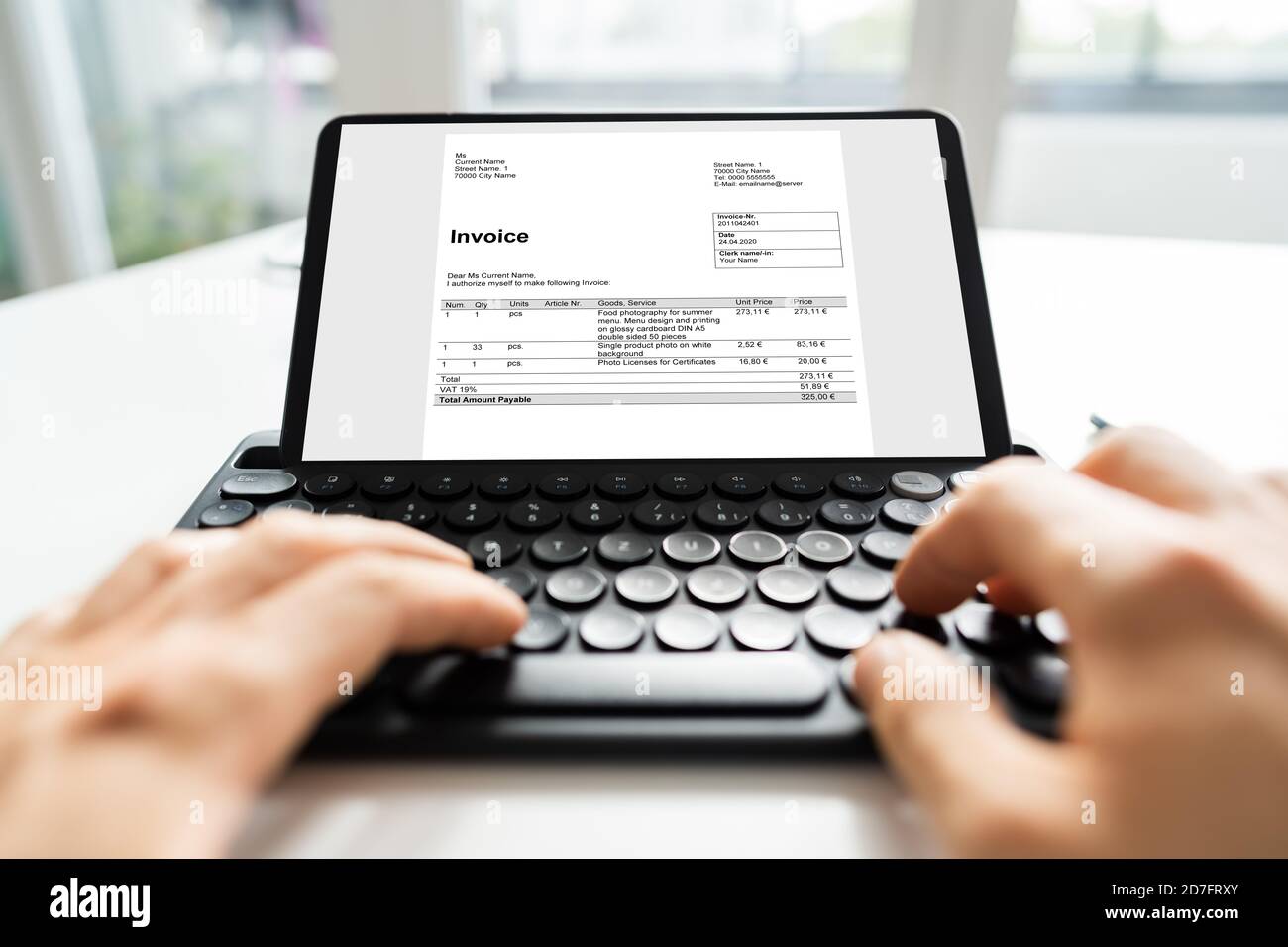 Elektronische Rechnungslegung Corporate Software Auf Tablet Stockfoto