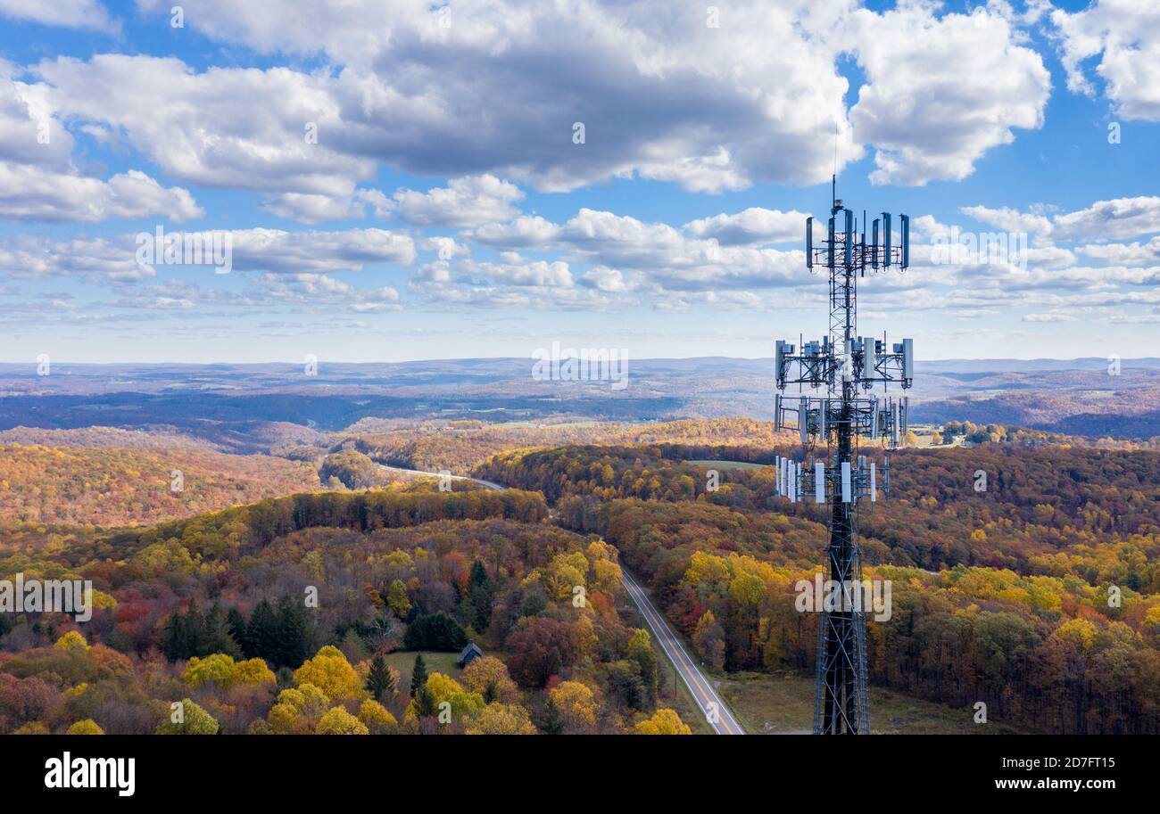 Luftaufnahme des Mobiltelefonturms über bewaldeten ländlichen Gebieten Gegend von West Virginia, um den Mangel an Breitband-Internet zu veranschaulichen Service Stockfoto