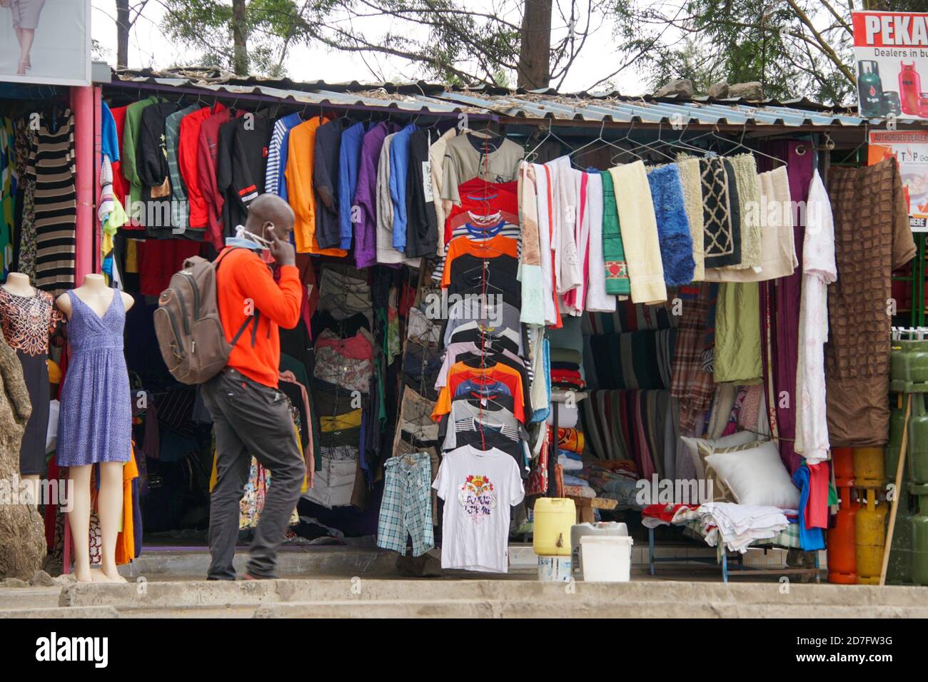 NAKURU, KENIA - 17. Okt 2020: Normaler Alltag in der Stadt Nakuru, Kenia Stockfoto