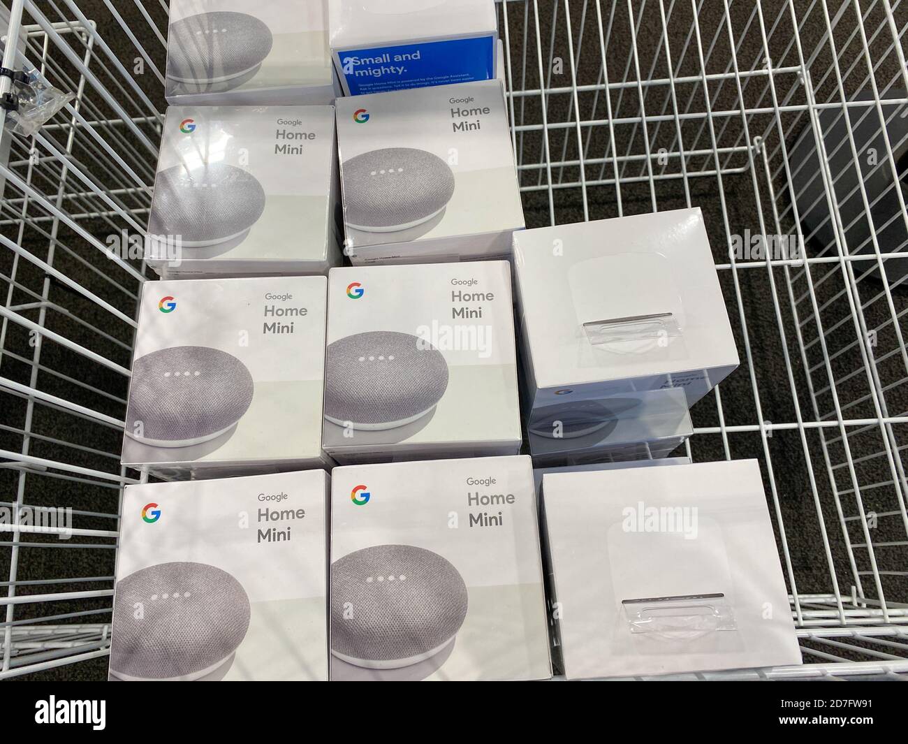 Orlando, FL/USA - 10/14/20: Ein Papierkorb von Google Nest Mini-Heimgeräten wird bei Best Buy in Orlando, Florida, angezeigt Stockfoto