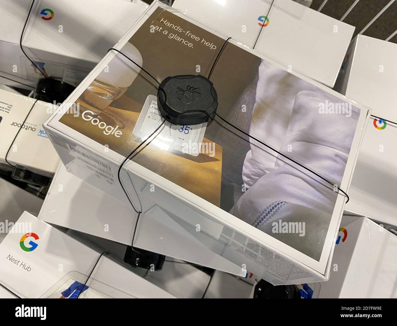 Orlando, FL/USA - 10/14/20: Ein bin von Google Nest Hub Heimgeräte Display bei Best Buy in Orlando, Florida Stockfoto