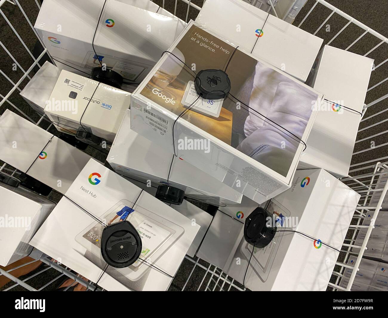 Orlando, FL/USA - 10/14/20: Ein bin von Google Nest Hub Heimgeräte Display bei Best Buy in Orlando, Florida Stockfoto