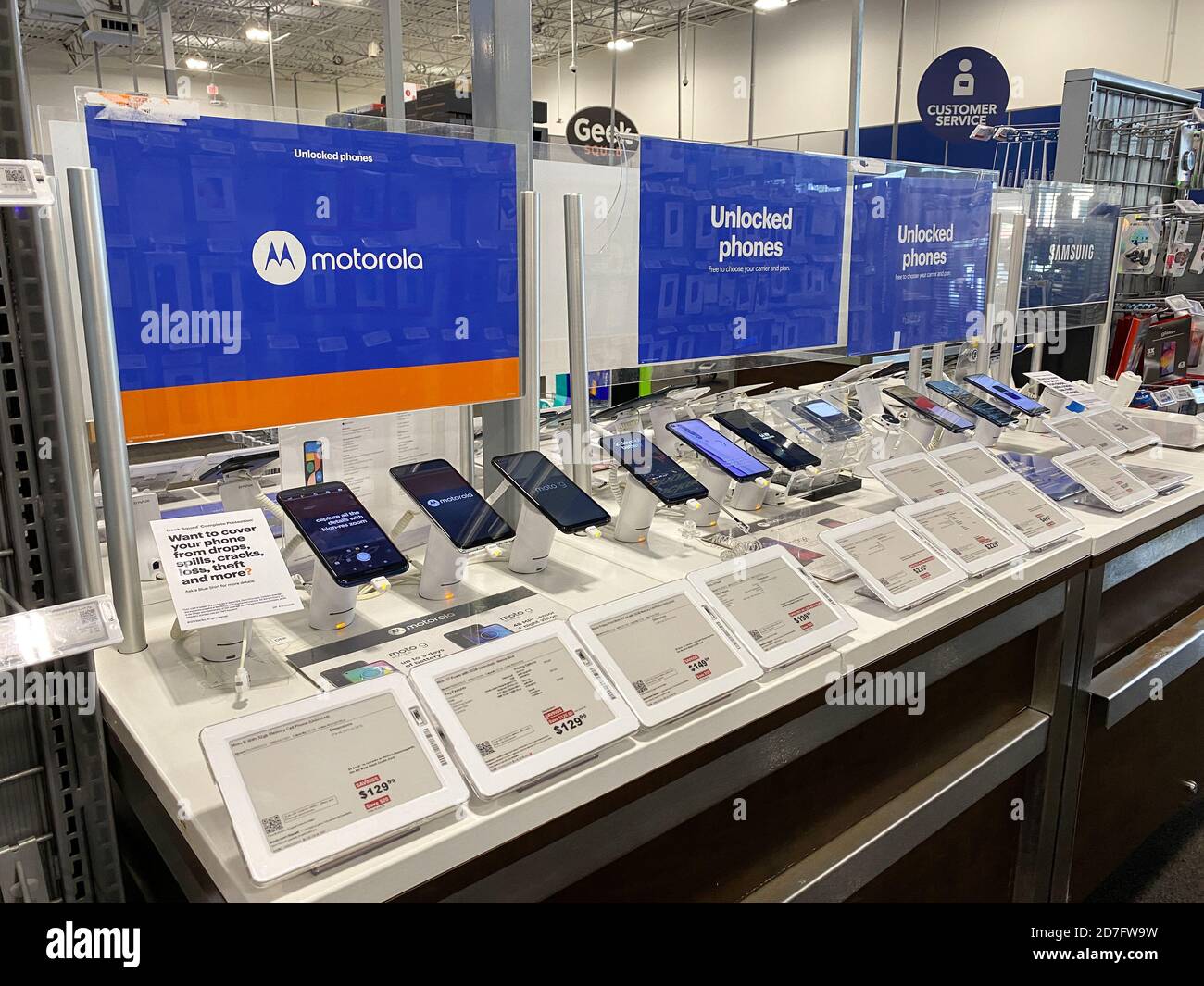 Orlando, FL/USA - 10/14/20: Die neuesten Handys auf dem Display bei Best Buy in Orlando, Florida. Stockfoto