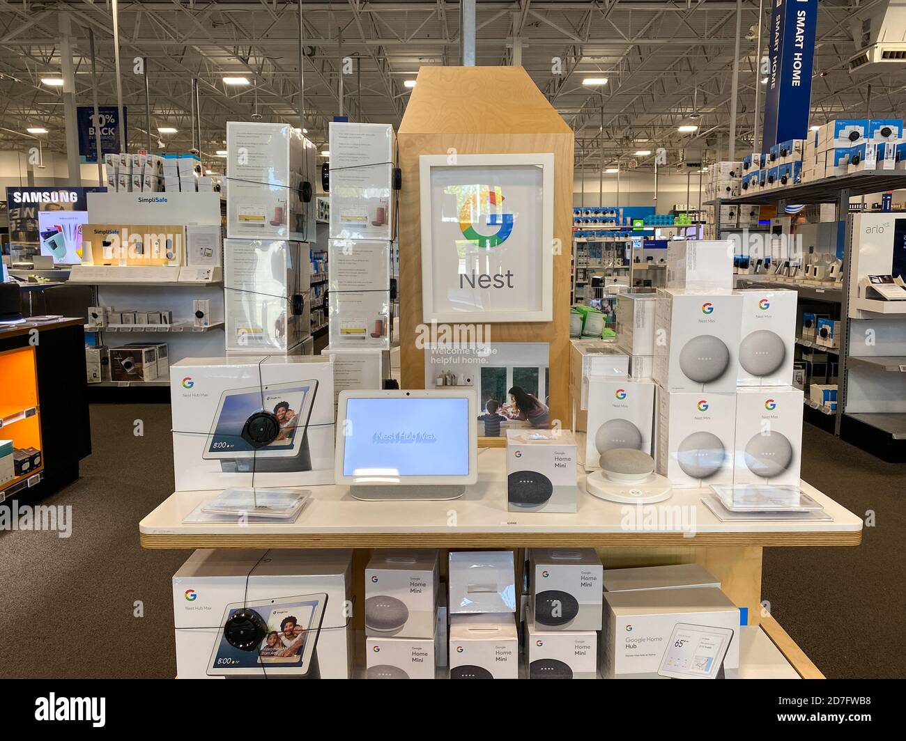Orlando, FL/USA - 10/14/20: Das Google Nest Home Gerät Display bei Best Buy in Orlando, Florida Stockfoto