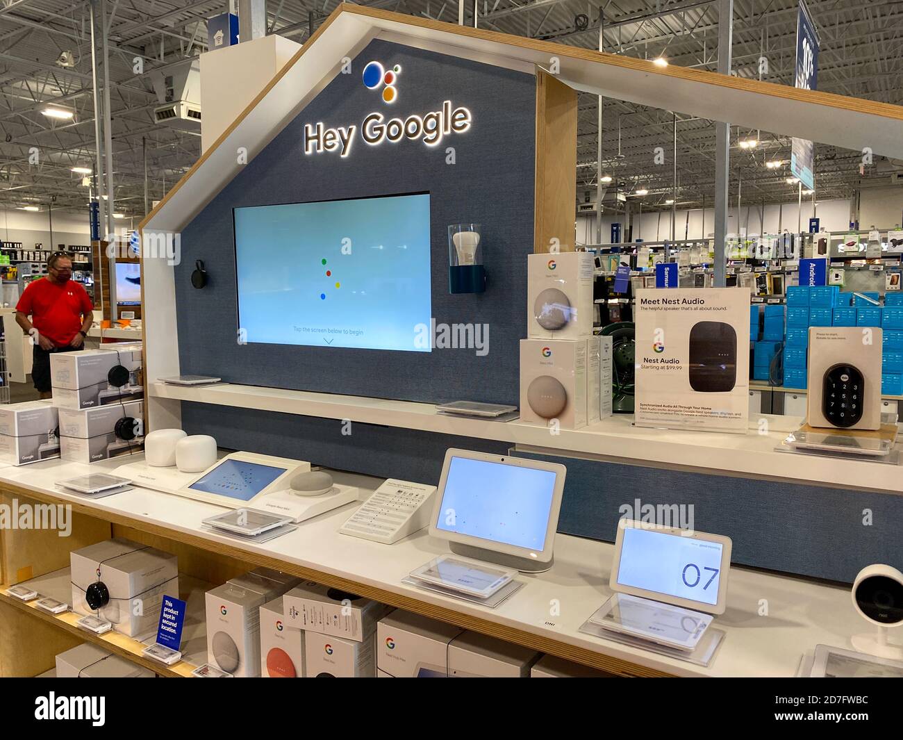 Orlando, FL/USA - 10/14/20: Das Google Home Nest Gerät Display bei Best Buy in Orlando, Florida Stockfoto