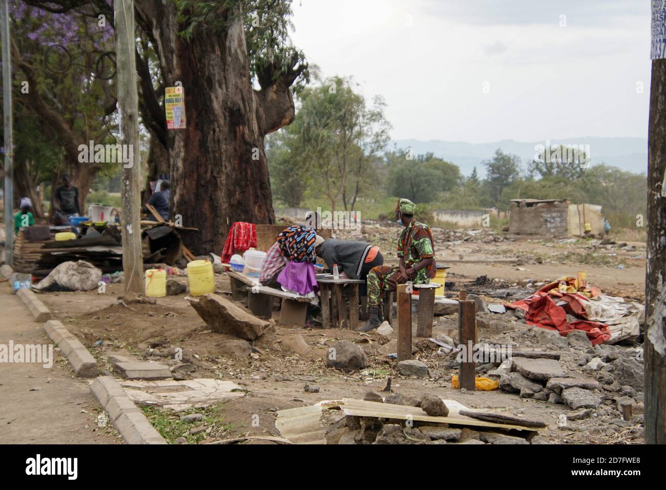 NAKURU, KENIA - 17. Okt 2020: Normaler Alltag in der Stadt Nakuru, Kenia Stockfoto