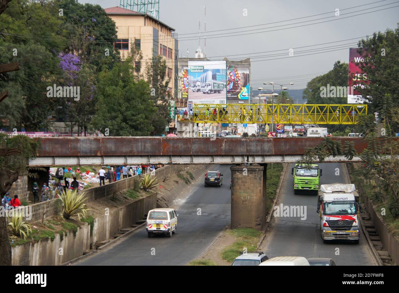 NAKURU, KENIA - 17. Okt 2020: Normaler Alltag in der Stadt Nakuru, Kenia Stockfoto