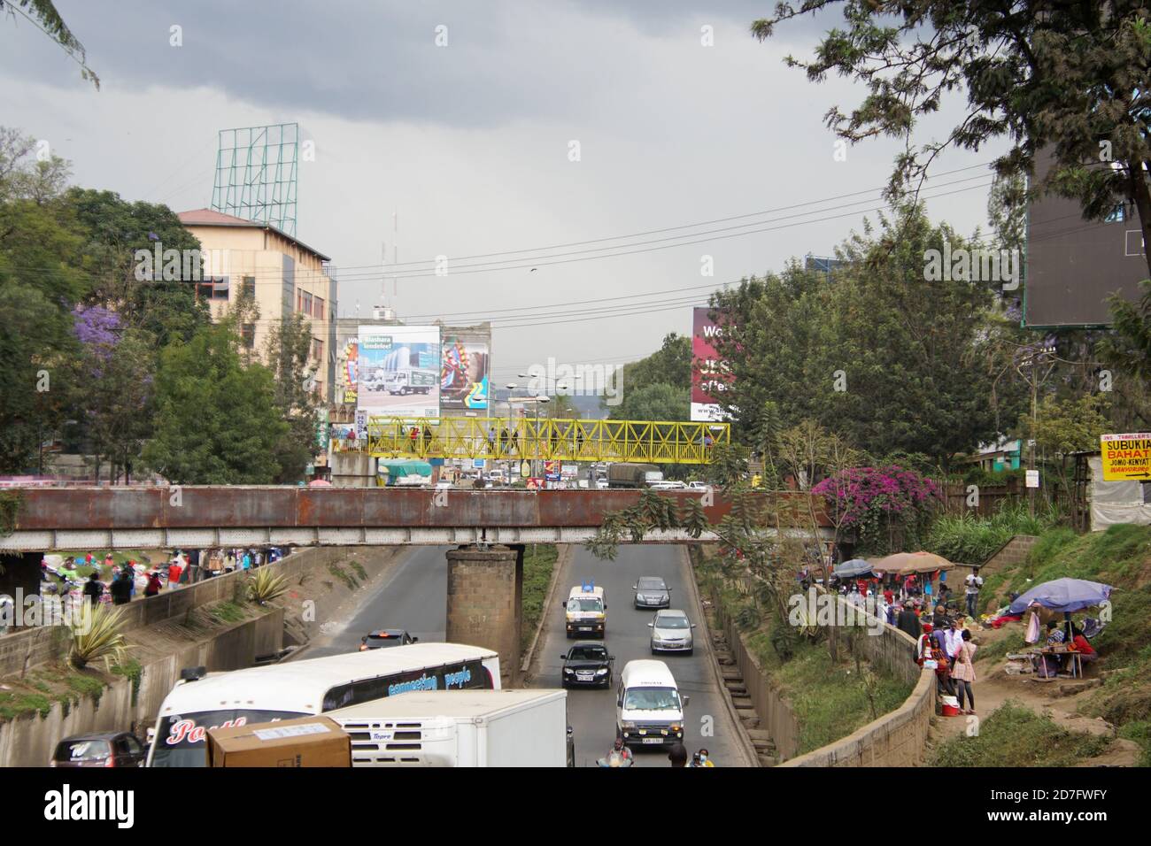 NAKURU, KENIA - 17. Okt 2020: Normaler Alltag in der Stadt Nakuru, Kenia Stockfoto
