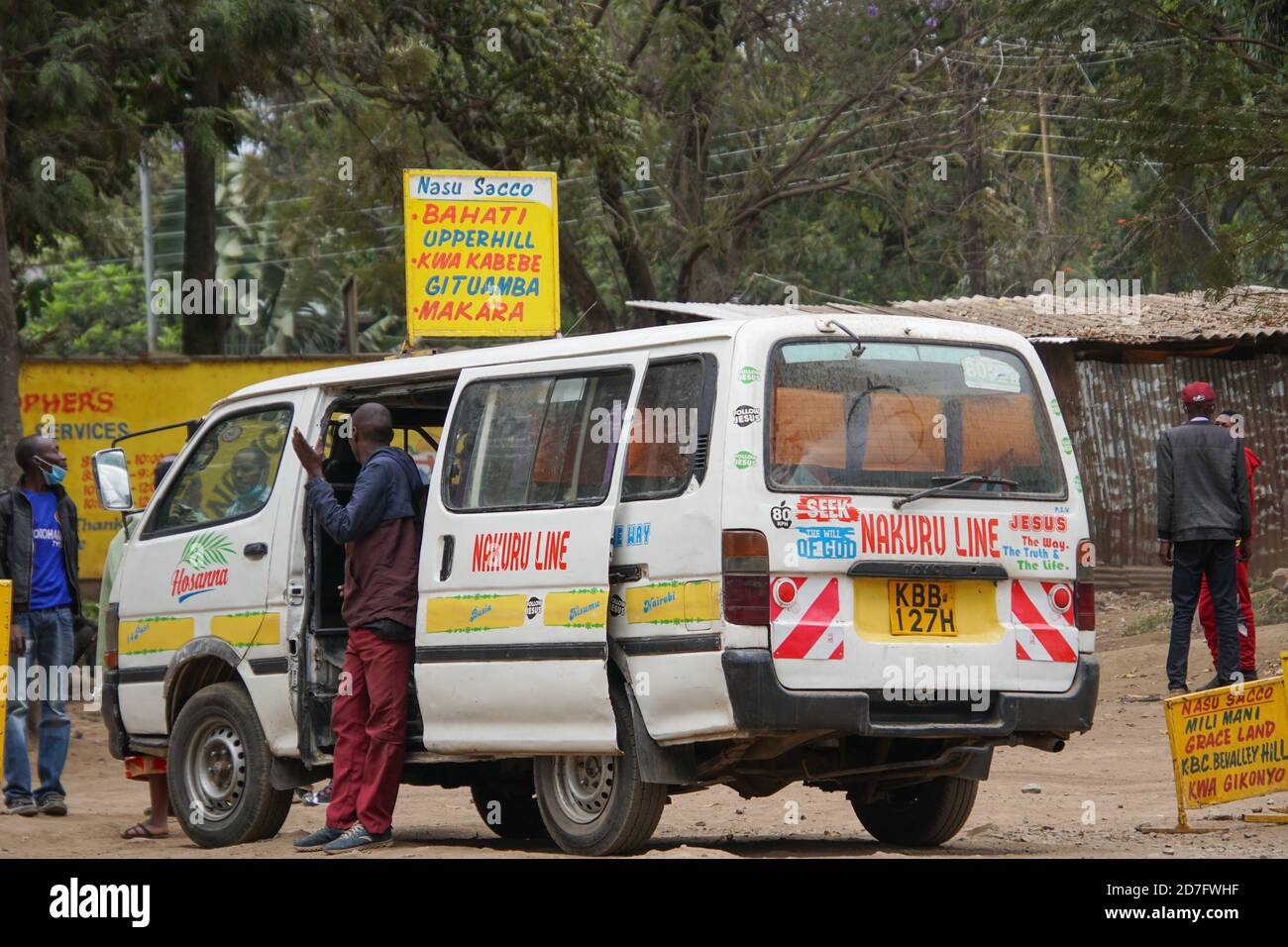 NAKURU, KENIA - 17. Okt 2020: Normaler Alltag in der Stadt Nakuru, Kenia Stockfoto