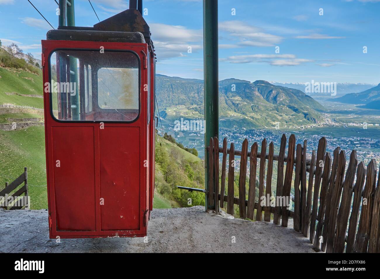 Alte Seilbahn in den Bergen. Rote Vintage-Seilbahn in den Alpen. Vintage Gondel in den Bergen in Südtirol. Stockfoto