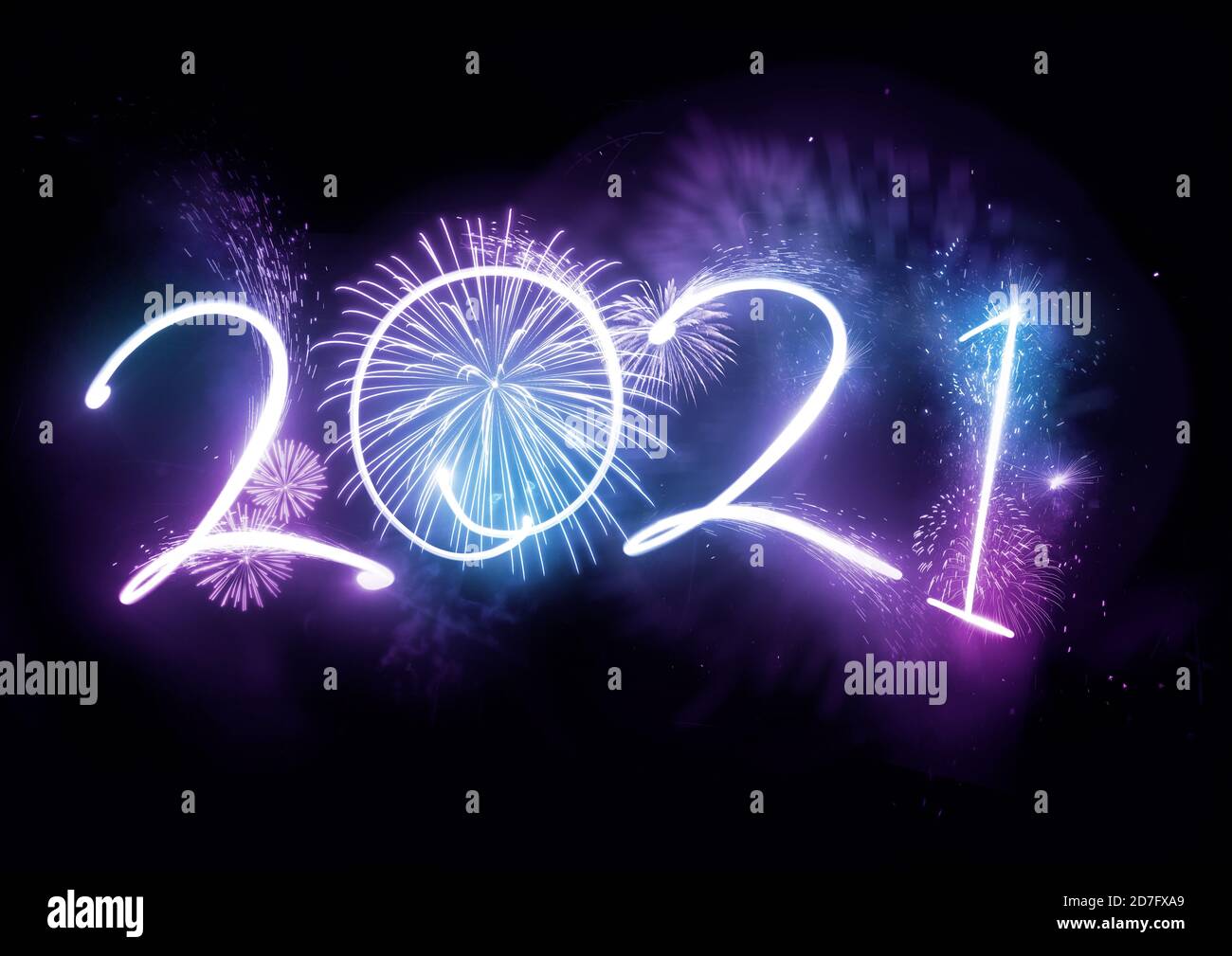 Begrüßung des Jahres 2021 mit Feuerwerk und Stroboskoplicht angezeigt. Konzept zur Feier des neuen Jahres. Stockfoto