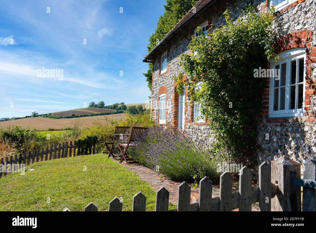 Ein Feuerstein-Häuschen im Dorf East Dean am Fuße der South Downs in West Sussex, England, Großbritannien Stockfoto