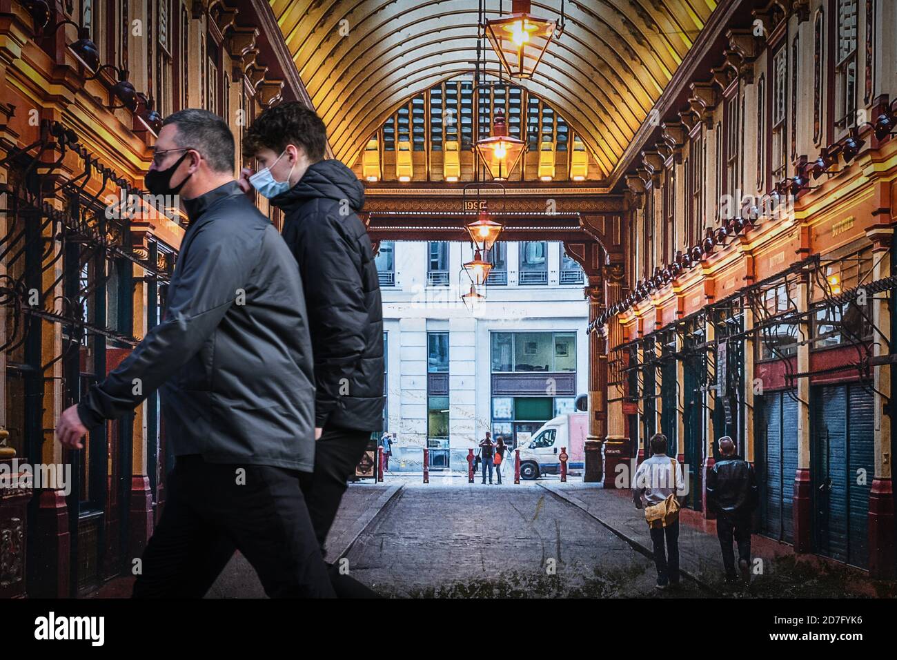 Eine Person geht an einem Boarding auf einer Straße im Stadtzentrum von Swansea vorbei, während die Menschen in Wales in Richtung eines 'Feuerbreak Lockdown' leben, der von der implementiert wird Stockfoto